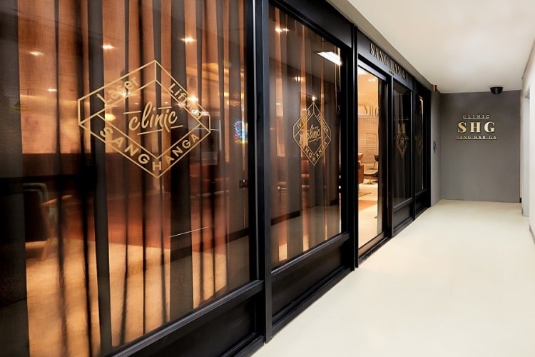 SHG Clinic 로고와 유리 파사드가 보이는 입구