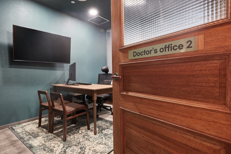 책상과 모니터가 마련된 SHG Clinic 의료진 상담실